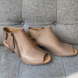 Earth Kristy Taupe Leather Shoe